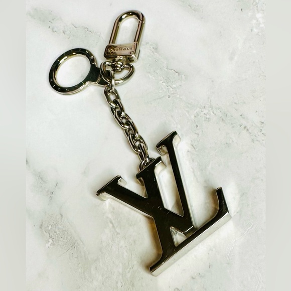 EUC Louis Vuitton Palladium Plated LV Initials Key Holder/Bag Charm - Picture 4 of 17